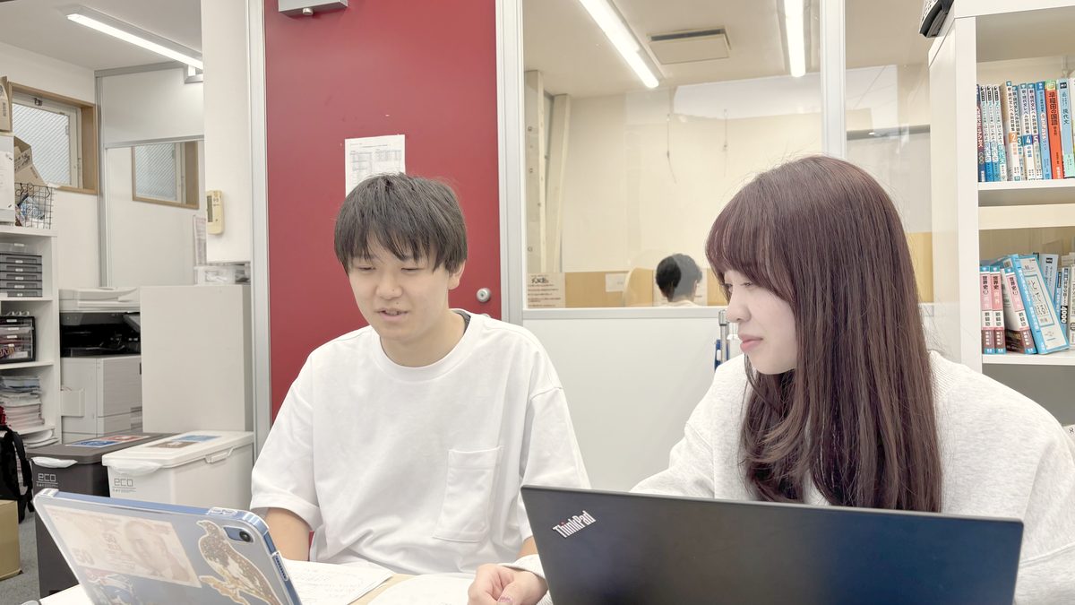 長津田校の校舎内で講師と生徒が向き合って相談している様子