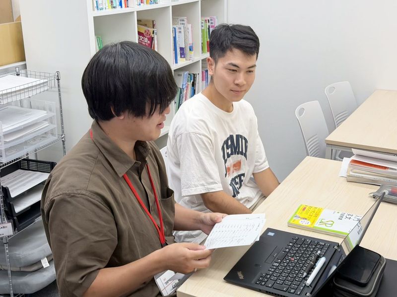 講師が生徒の質問に答えている様子